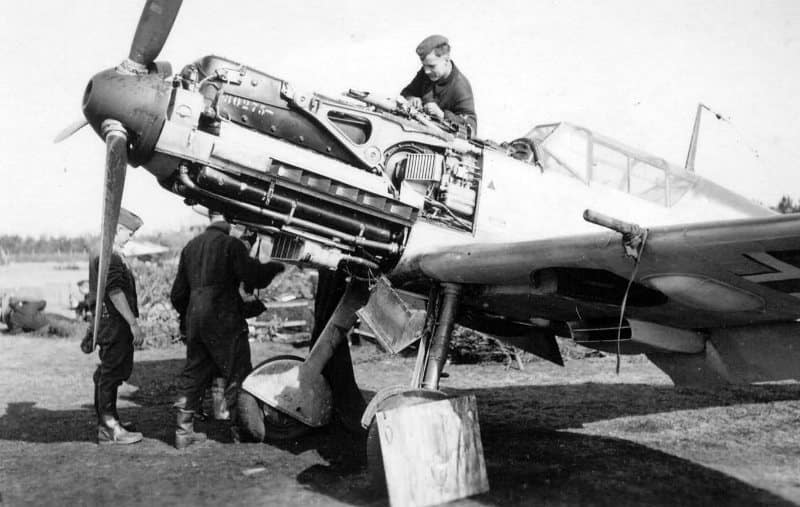 Обслуживание мотора DB 601A истребителя Мессершмитт Bf 109E ВВС Германии